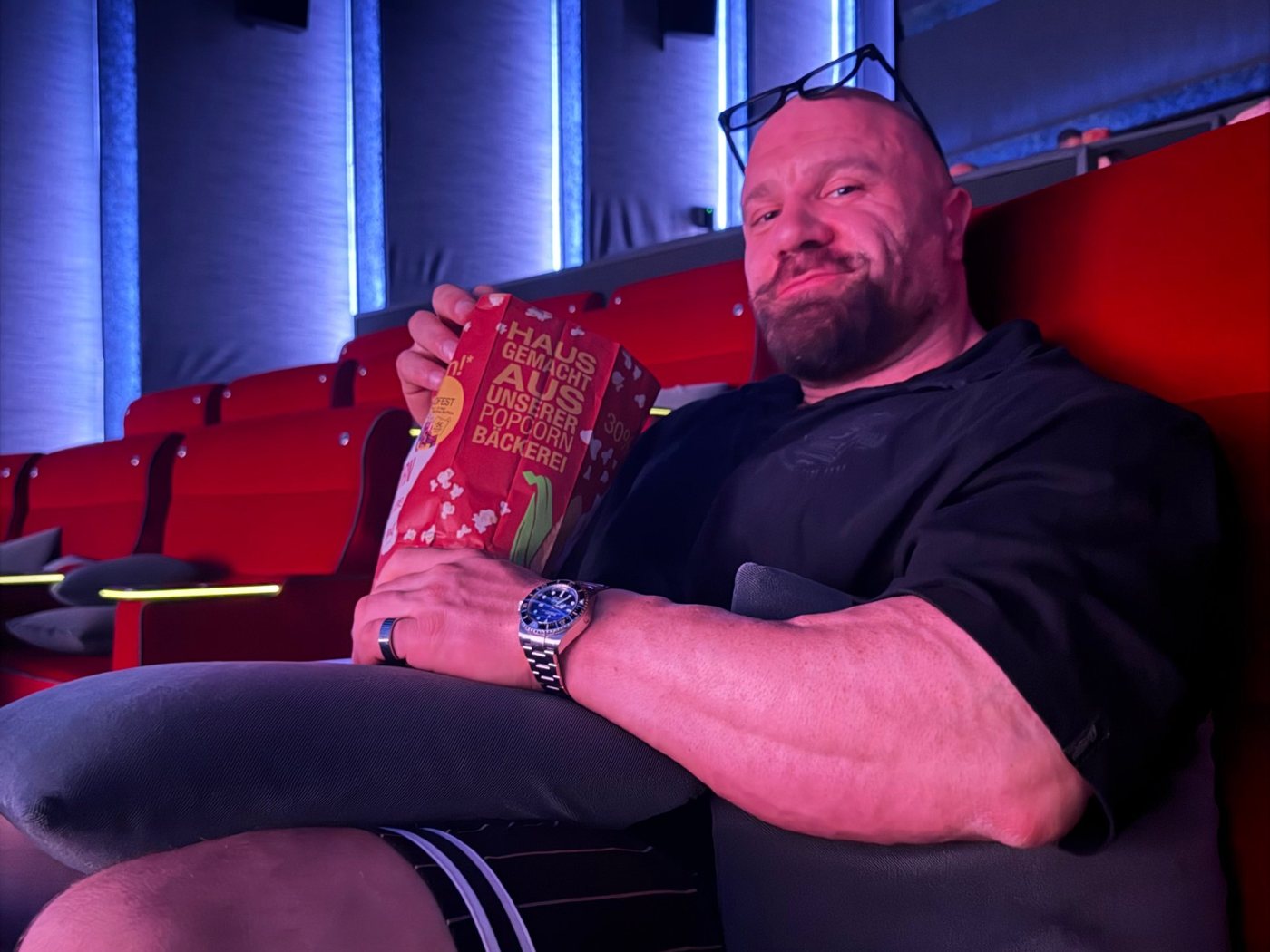 Tobias Hahne entspannt im Kinosessel mit Popcorn